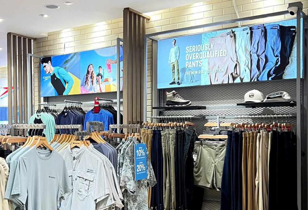 hộp đèn không viền tạo không gian sang trọng, hiện đại cho shop thời trang