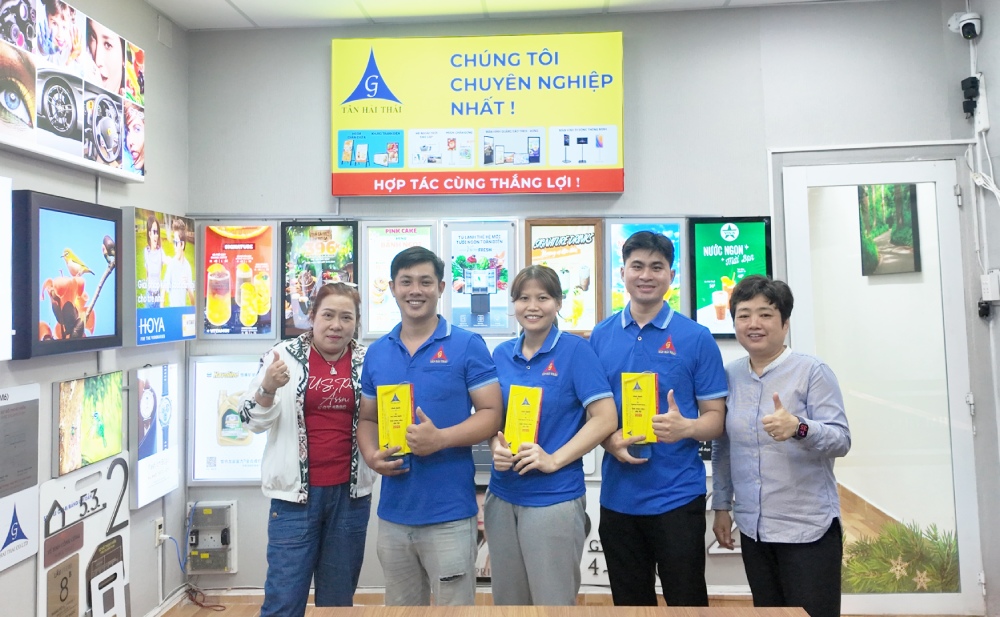 ban lãnh đạo công ty Tân Hải Thái trao thưởng cho các cá nhân có thành tích xuất sắc năm 2025