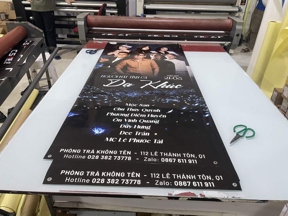 PP không keo in kỹ thuật số, cán màng bóng, đóng khoen 4 góc dùng căng standee chân chữ X
