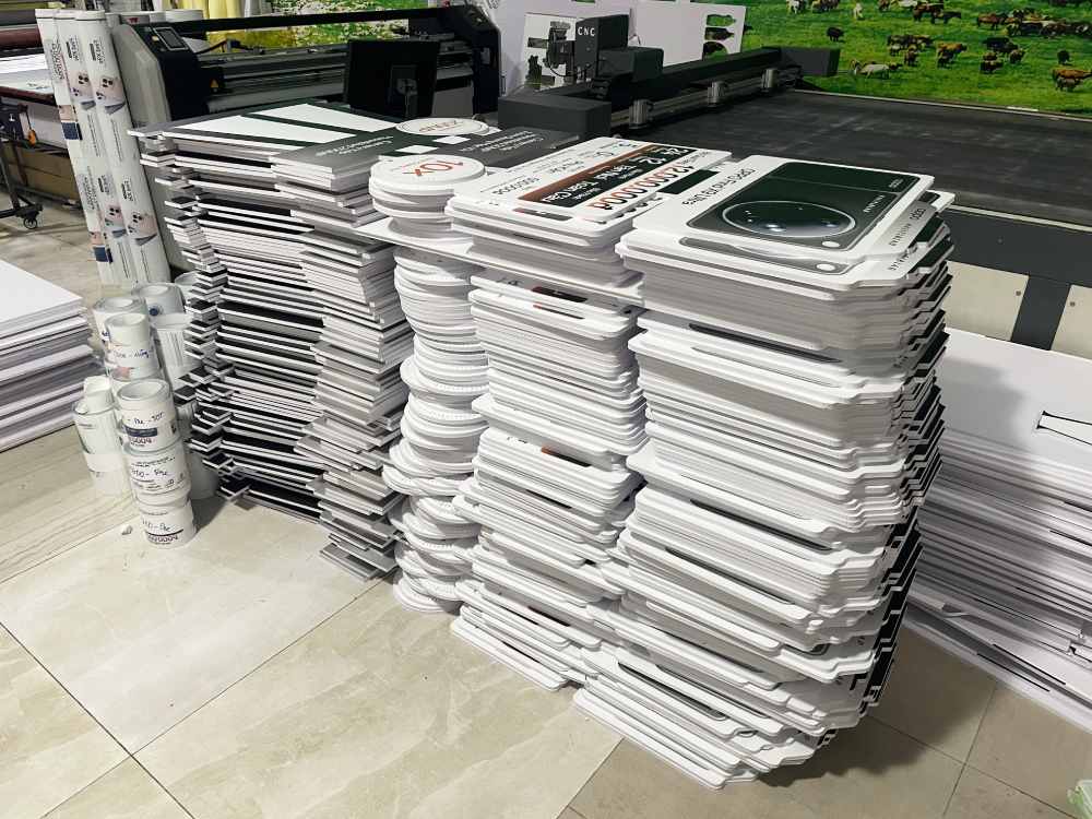 gia công cắt bế thành phẩm foam 5li cán decal tại xưởng Tân Hải Thái