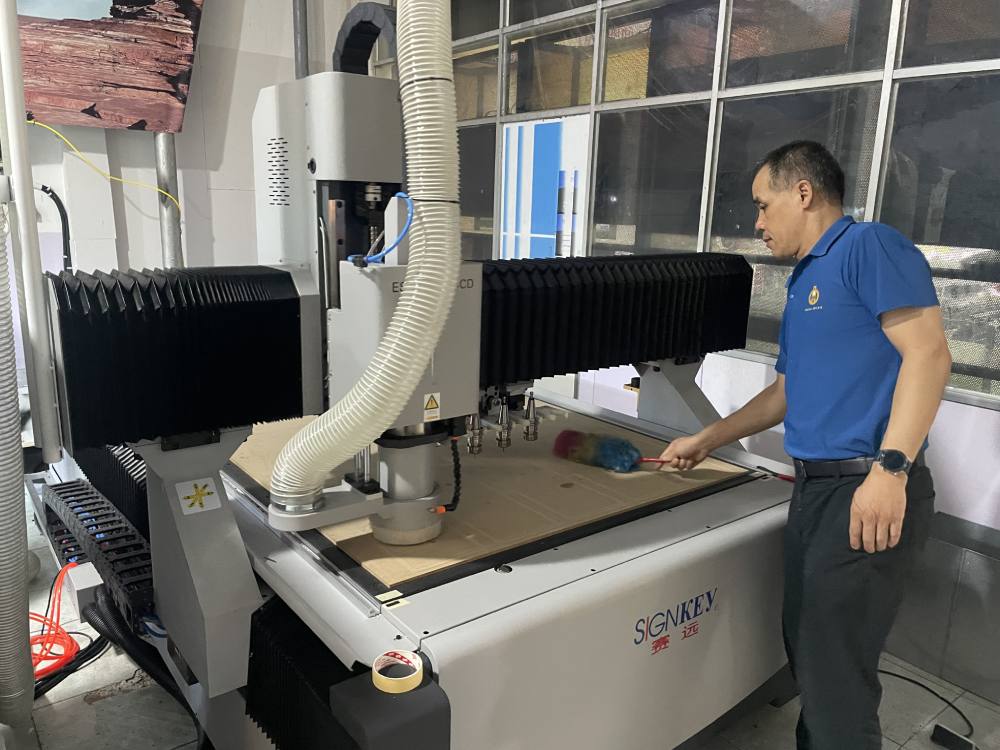 máy cắt mica làm hộp đèn siêu mỏng tại xưởng quảng cáo Tân Hải Thái