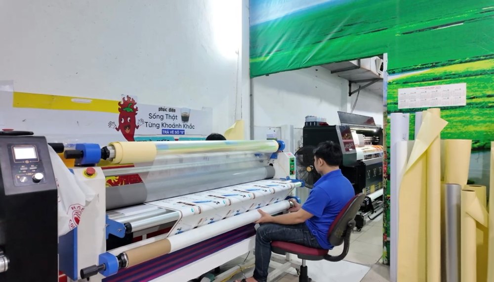 decal in kỹ thuật số cán màng bằng máy tự động