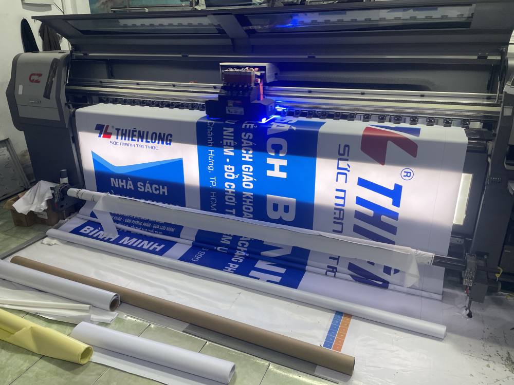 Bạt cao cấp in UV xuyên đèn căng hộp đèn quảng cáo của Bút bi Thiên Long