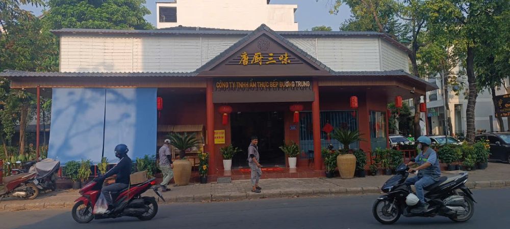 bảng hiệu hộp đèn led sau khi đã lắp lên vị trí