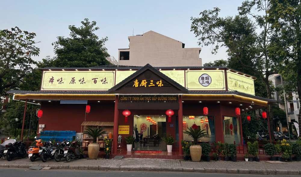 bảng hiệu hộp đèn sau khi hoàn thiện sáng rực rỡ vào ban ngày