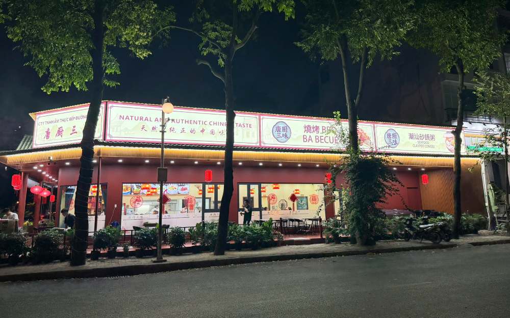 mặt bên nhà hàng bếp đường trung sau khi đã lên đèn hoàn thiện