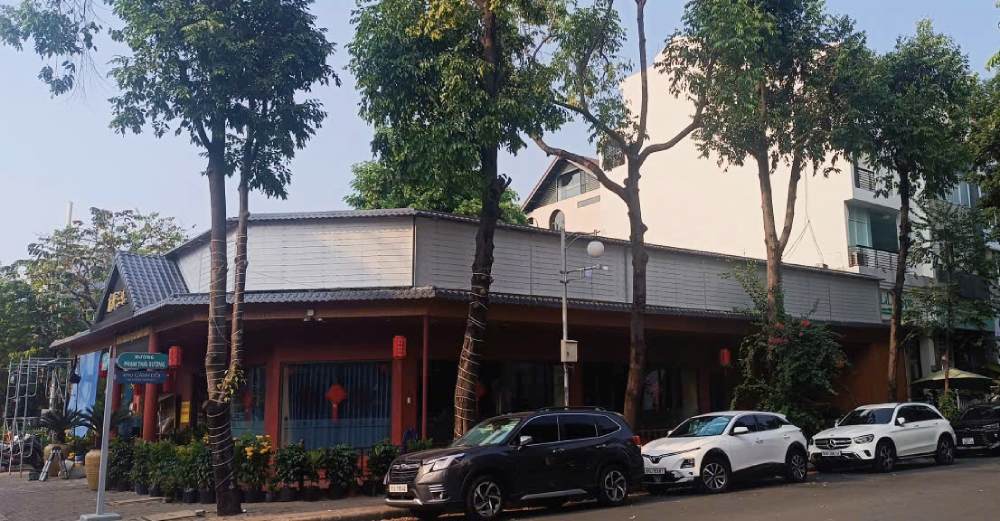 mặt bên nhà hàng bếp đường trung sau khi gắn bảng đèn led lên