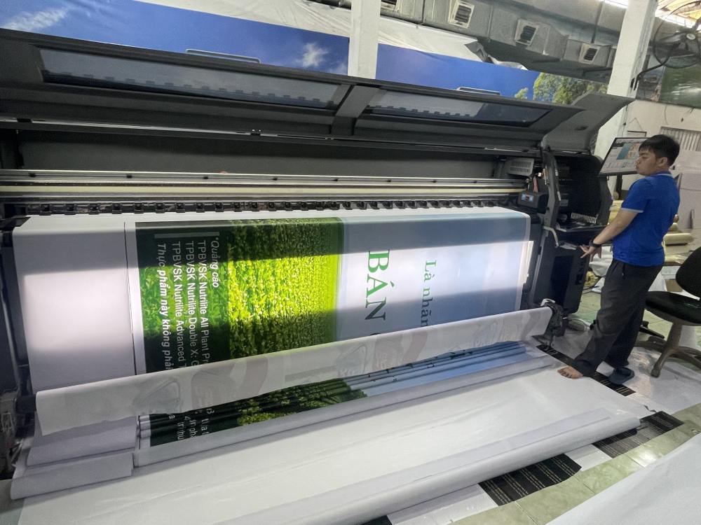 xưởng in bạt hiflex không gân, xuyên đèn căng bảng hiệu
