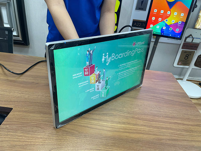 Màn hình quảng cáo LCD treo tường tại Tân Hài Thái