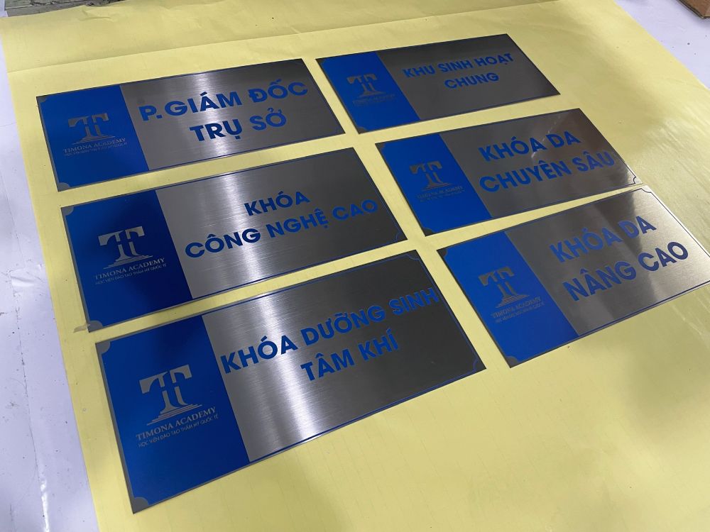 xưởng in uv trên chất liệu inox xước làm bảng tên phòng ban