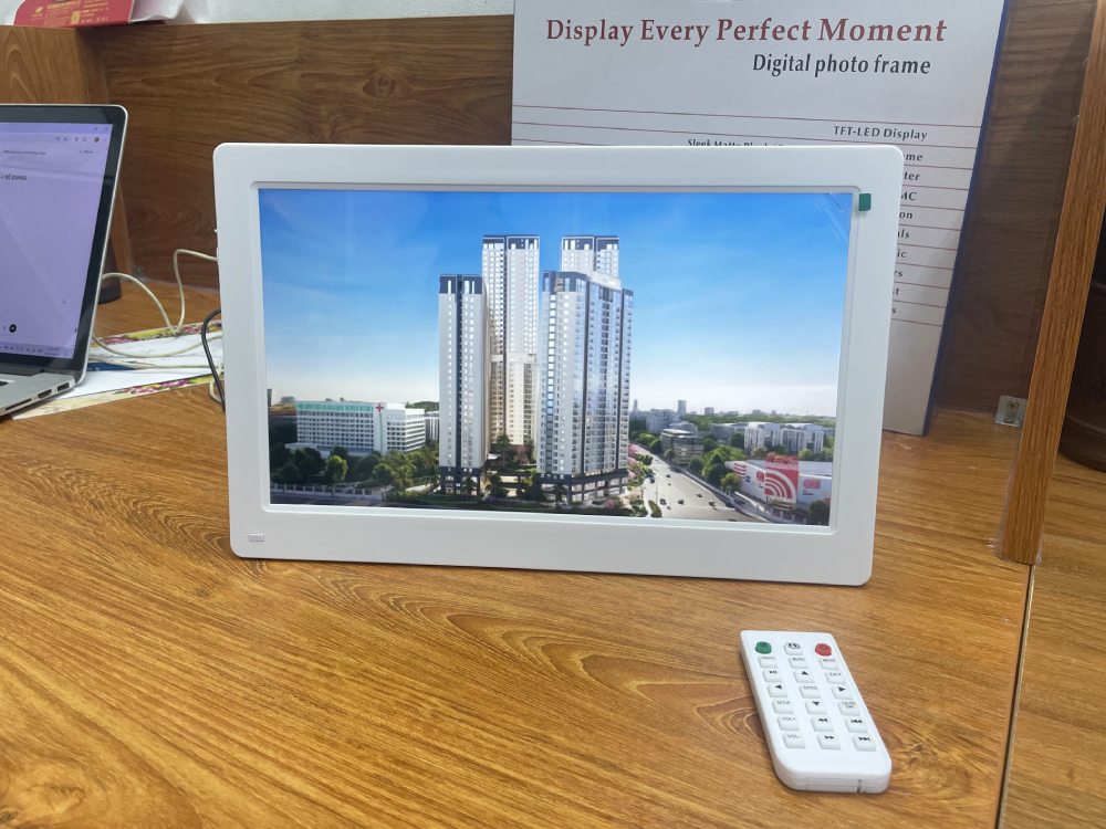 Màn Hình Quảng Cáo LCD Để Bàn 15"