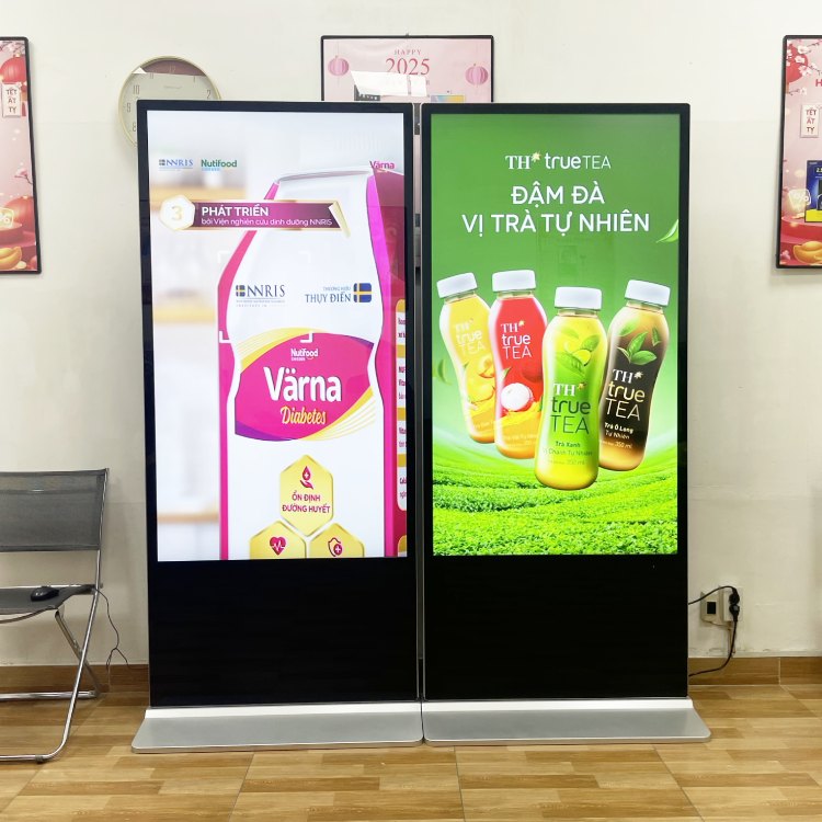 Màn Hình Quảng Cáo LCD Chân Đứng 65"